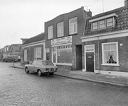855648 Gezicht op de voorgevels van de panden Lamstraat 1 (een snackbar)-3 te Utrecht; rechts op de achtergrond de ...
